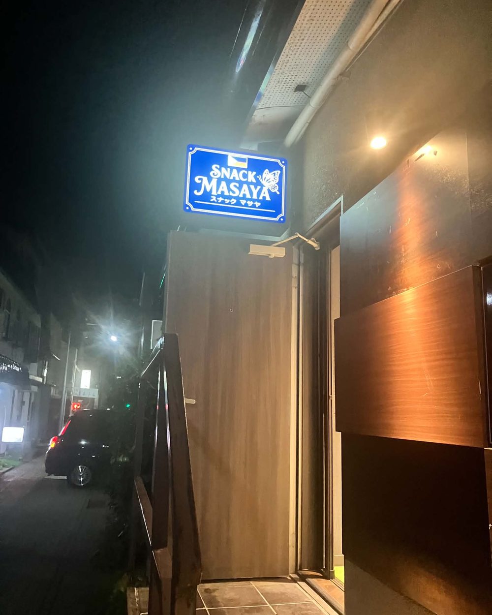 青く光る蝶の看板